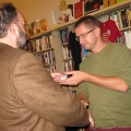 twitter_preisverleihung_robert_lender_uebergibt_jokerpreis_an_chepadja