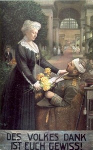 Das Bild zeigt ein großzügig ausgestattetes Lazarett. Im Vordergrund sitzt ein verwundeter Soldat in Paradeuniform auf einem Sessel. Kaiserin Auguste Viktoria überreicht ihm einen Blumenstrauß, womit der Dank des Vaterlandes angedeutet werden soll. Links hinter ihr ist ein Diener mit weiteren   Blumensträußen erkennbar. Im Hintergrund erkennt man Krankenschwestern und die weiten Räume, aber keine Details des Lazaretts