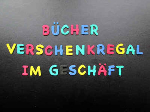Buecherverschenkregal im Geschaeft